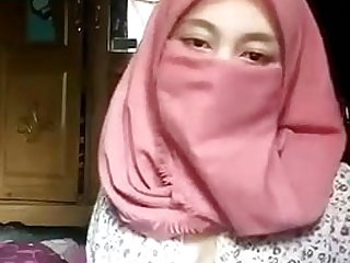 Hijab Muslim main undressing